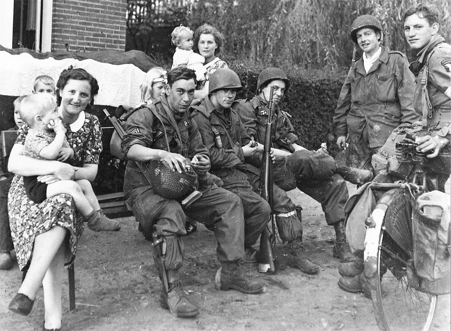 Bevrijders bij een familie in de Marktstraat
