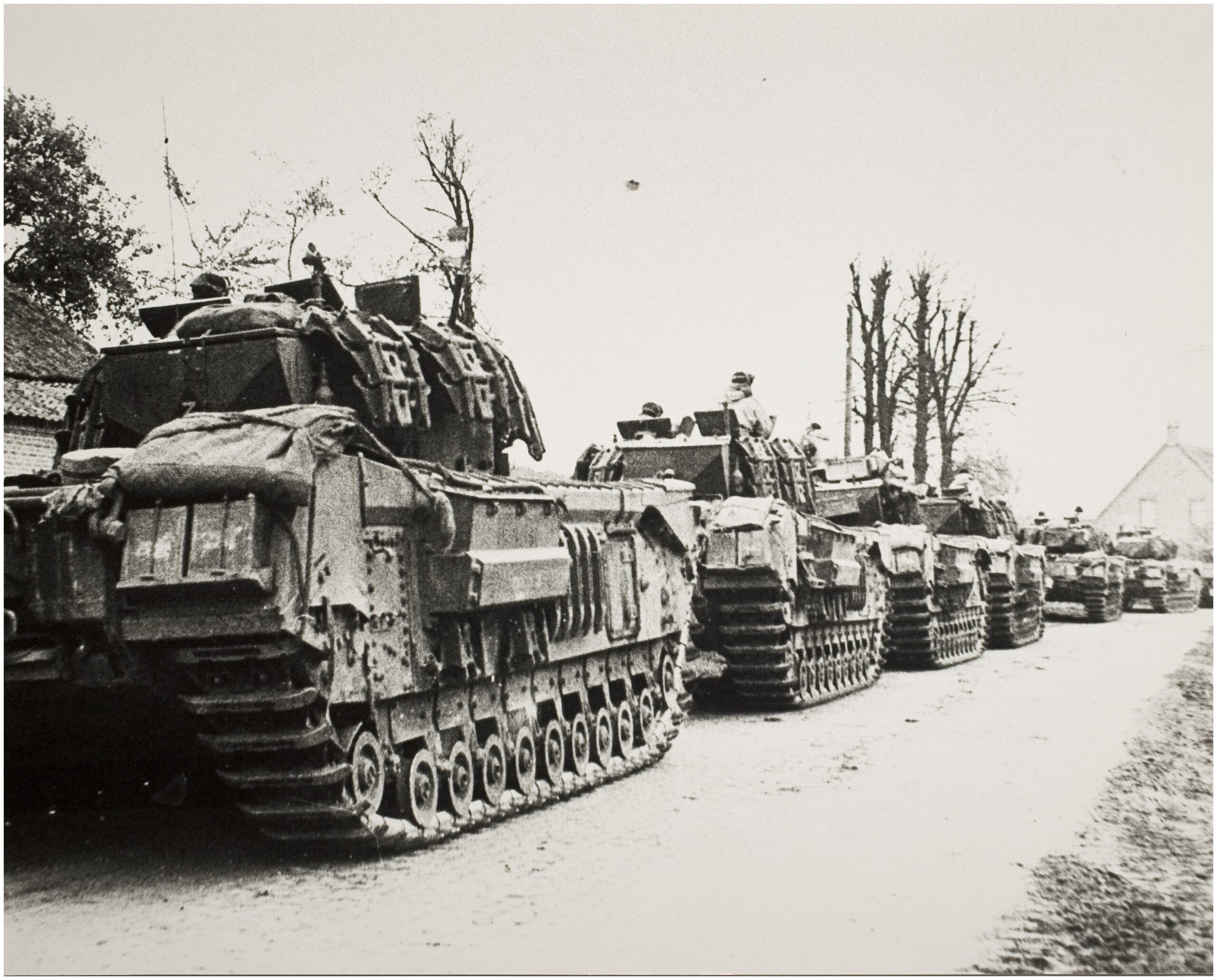 Churchill tanks van de Grenadier Guards rukken op naar Liessel na een Duitse tegen anval 30-10-1944 Beeldcollectie Regionaal Historisch Centrum Eindhoven