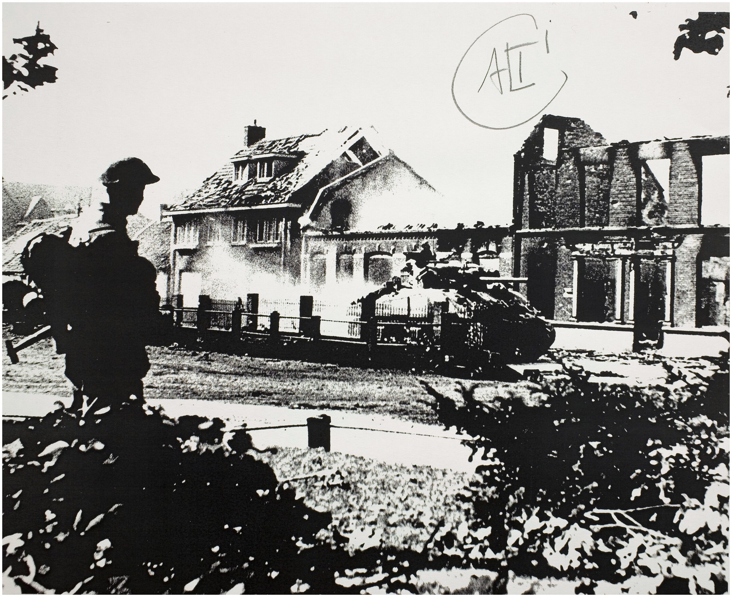 Een Shermantank voor de uitgebrande huizen van de familie van Hoek en de familie Eijsbouts. September 1944. Beeldcollectie Regionaal Historisch Centrum Eindhoven