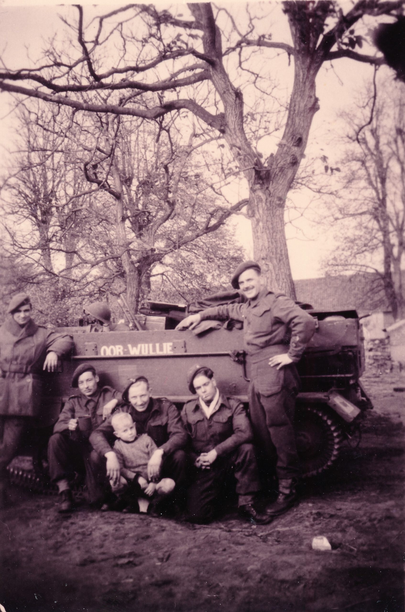 Engelse soldaten voor hun Carrier aan het Hof in Milheeze. ( Bron Heemkundekring Bakel en Milheeze)