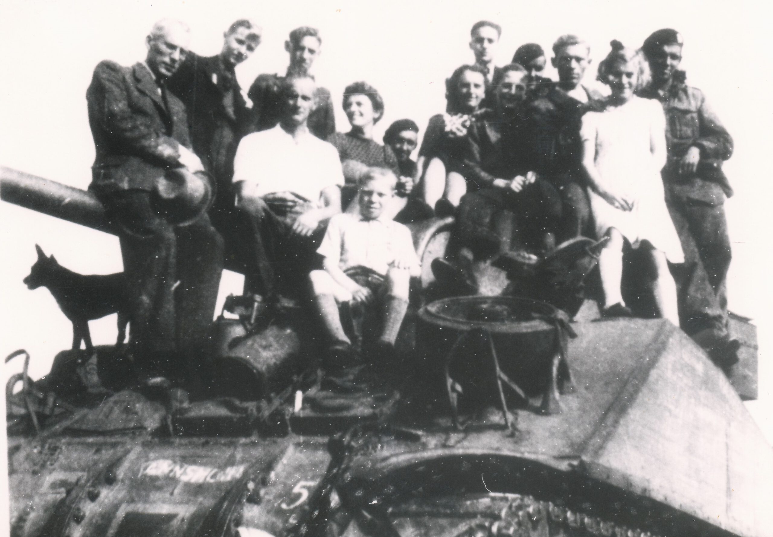 Burgers vieren feest met de geallieerden op een tank. 1944 Beeldcollectie Regionaal Historisch 
