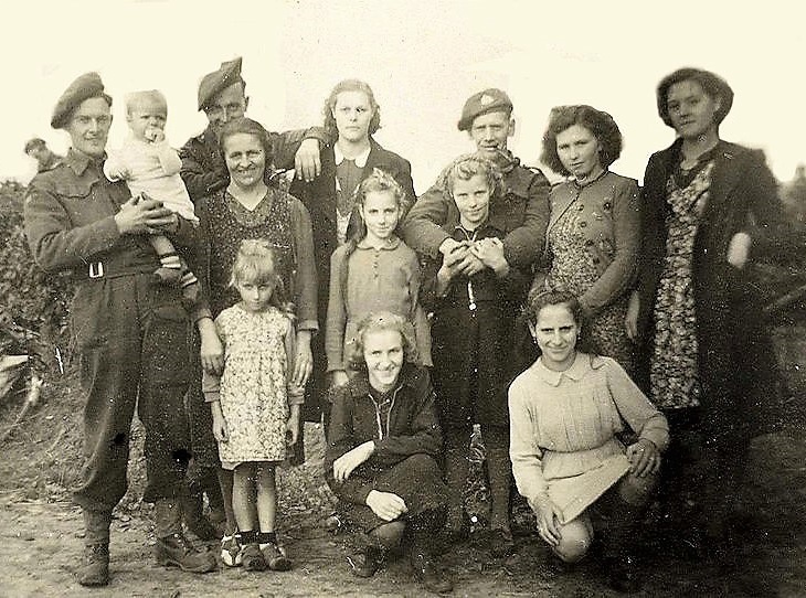De bevrijders bij de familie Clephas aan de Beekweg in Venray. Bron Rooynet Venray
