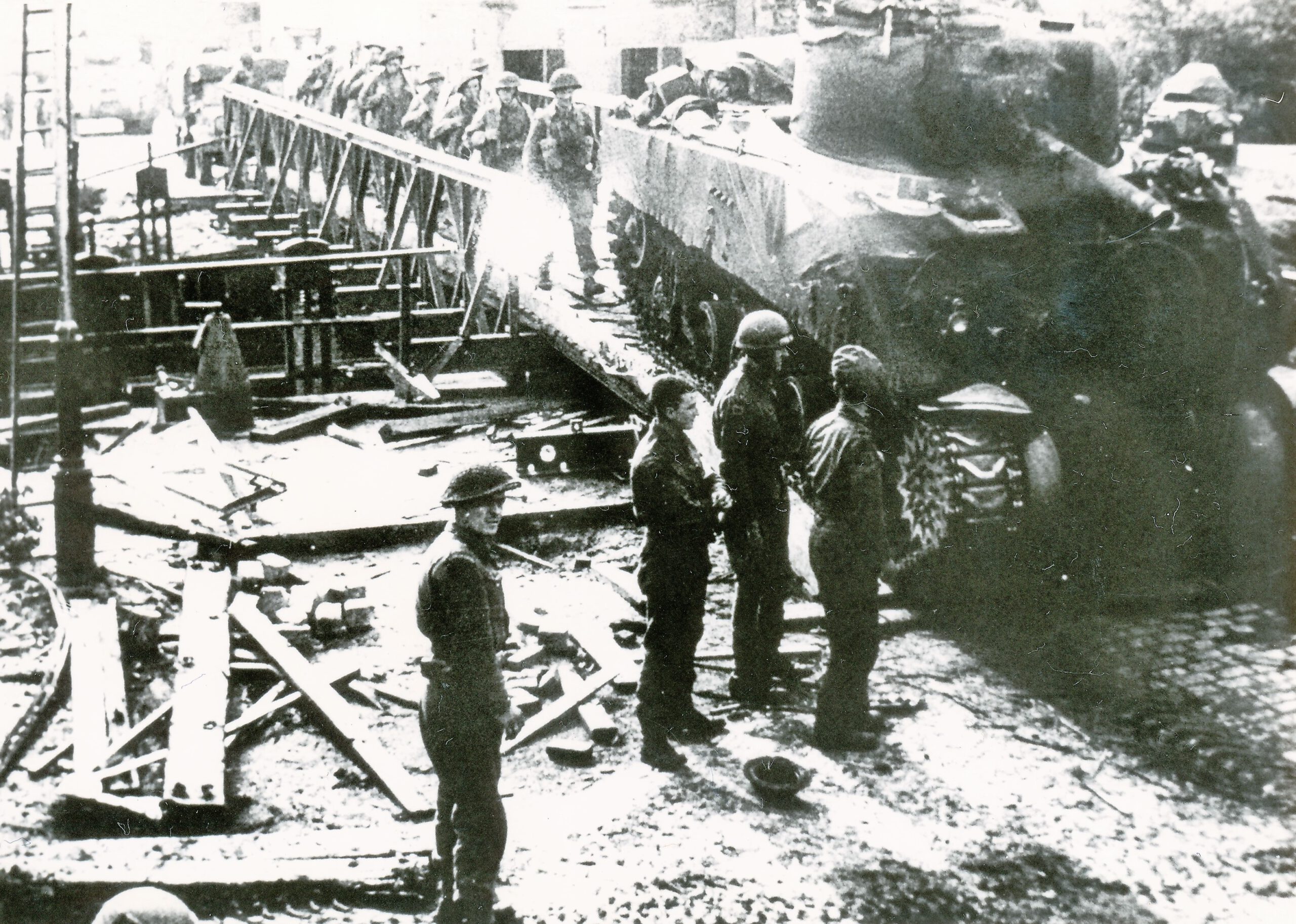 Een Shermantank steekt bij sluis Xl de Zuid-Willemsvaart over.
