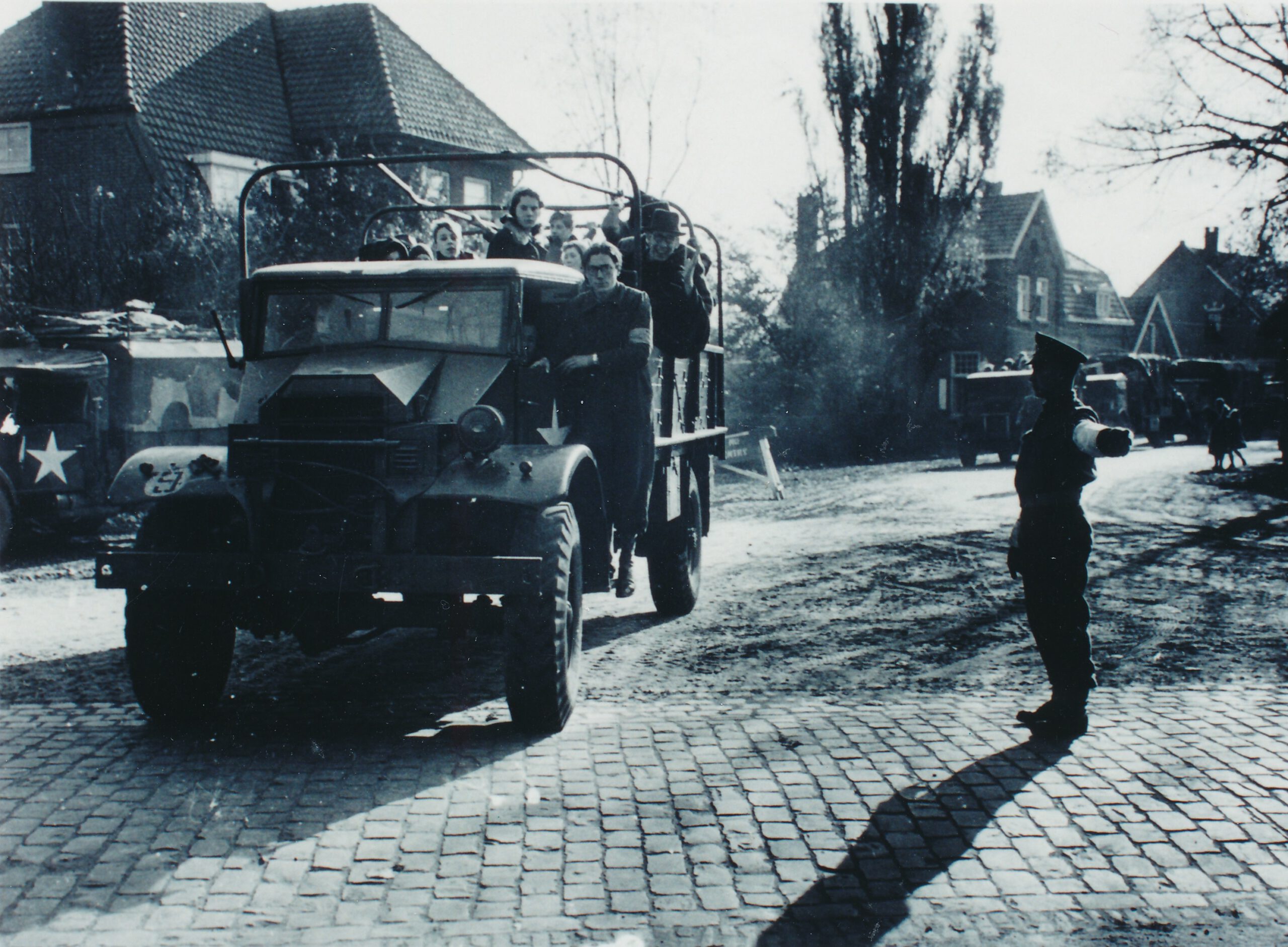 Engelse legervoertuigen brengen evacués uit Venray naar Bakel