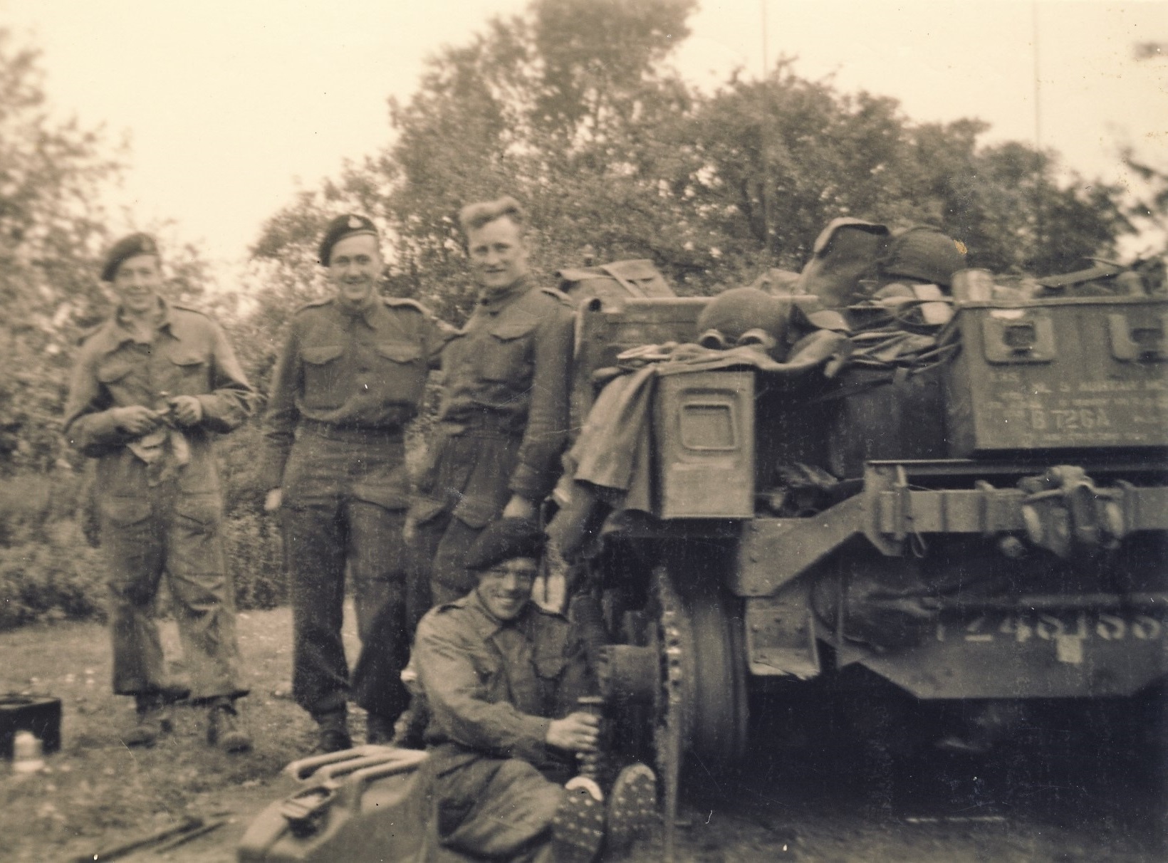 Engelse militairen bij een tank September 1944 Beeldcollectie Regionaal Historisch Centrum Eindhoven