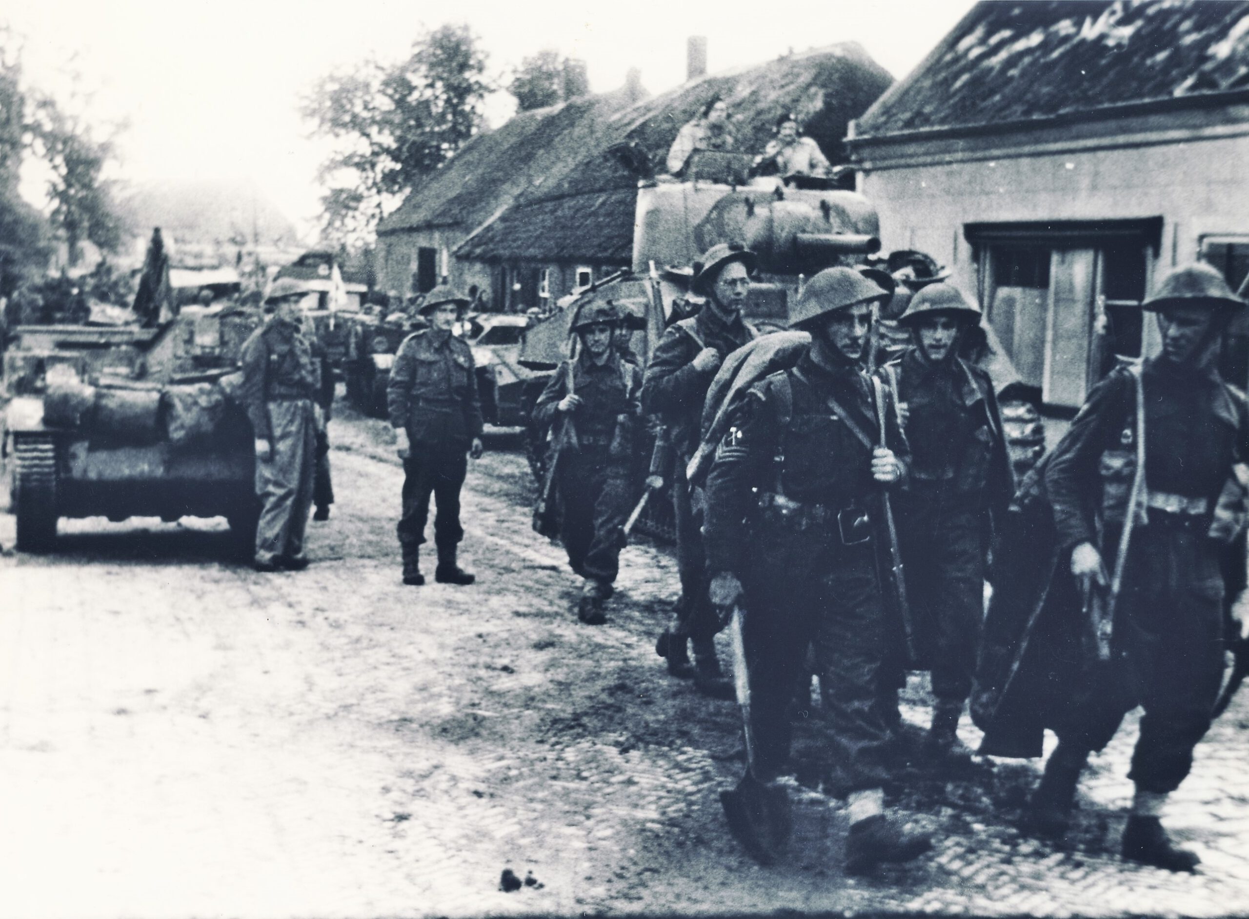 Engelse militairen bij het oversteken van de noodbrug. September 1944. Beeldcollectie Regionaal Historisch Centrum Eindhoven
