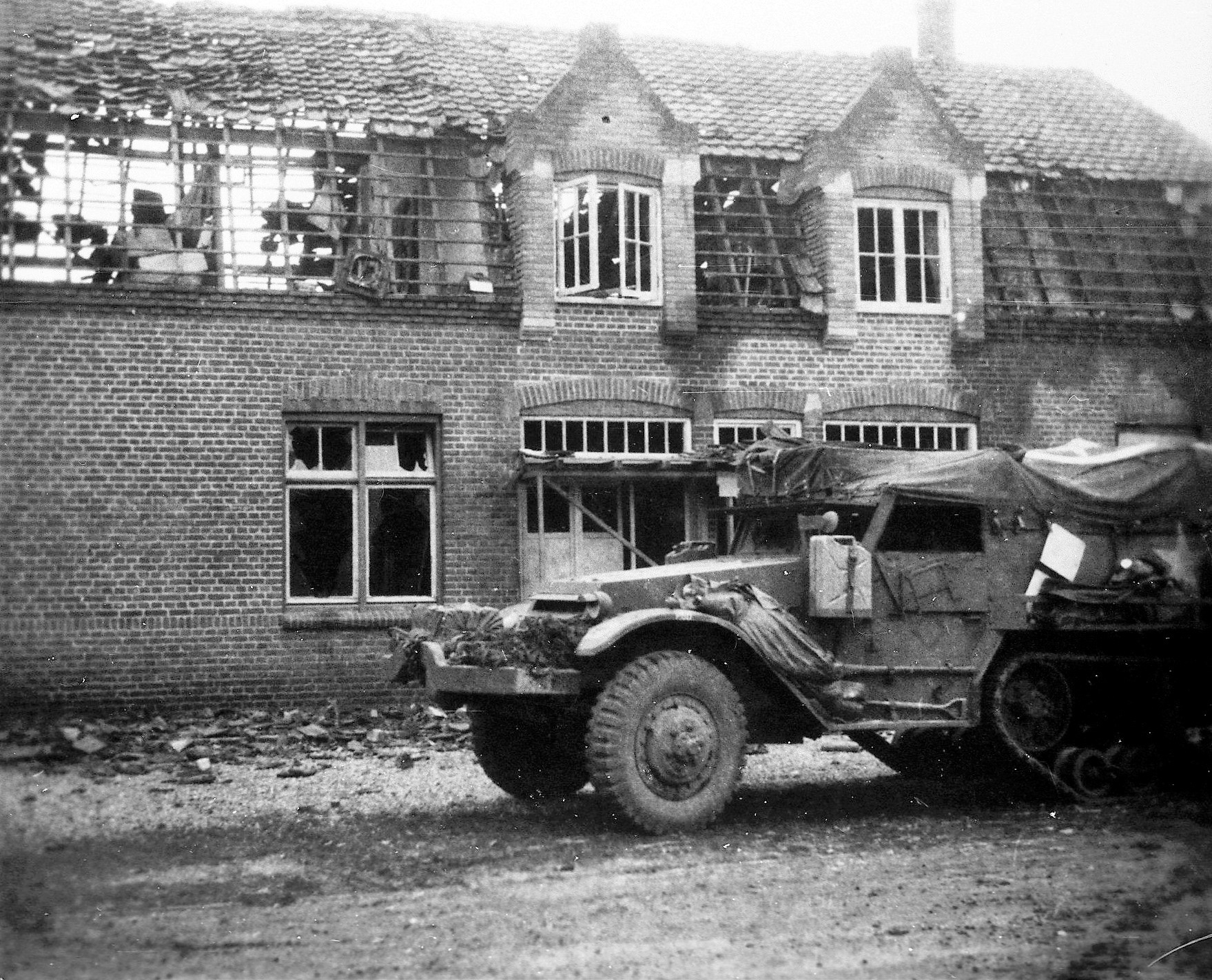 Oorlogsschade in Ysselsteyn 01-10-1944. Amerikaans rupsvoertuig bij de verwoeste zaak van Jansen. Bron Rooynet Venray