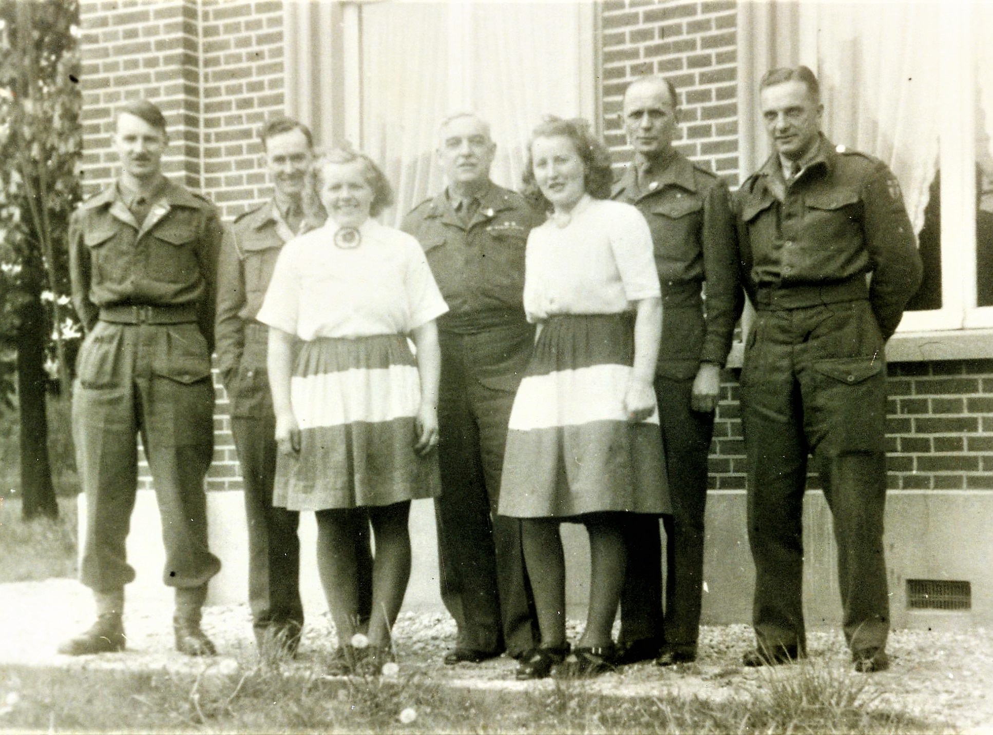 Vijftal-soldaten-met-twee-vrouwen-met-rok-in-rood-wit-blauw-foto-fam-Prinsen