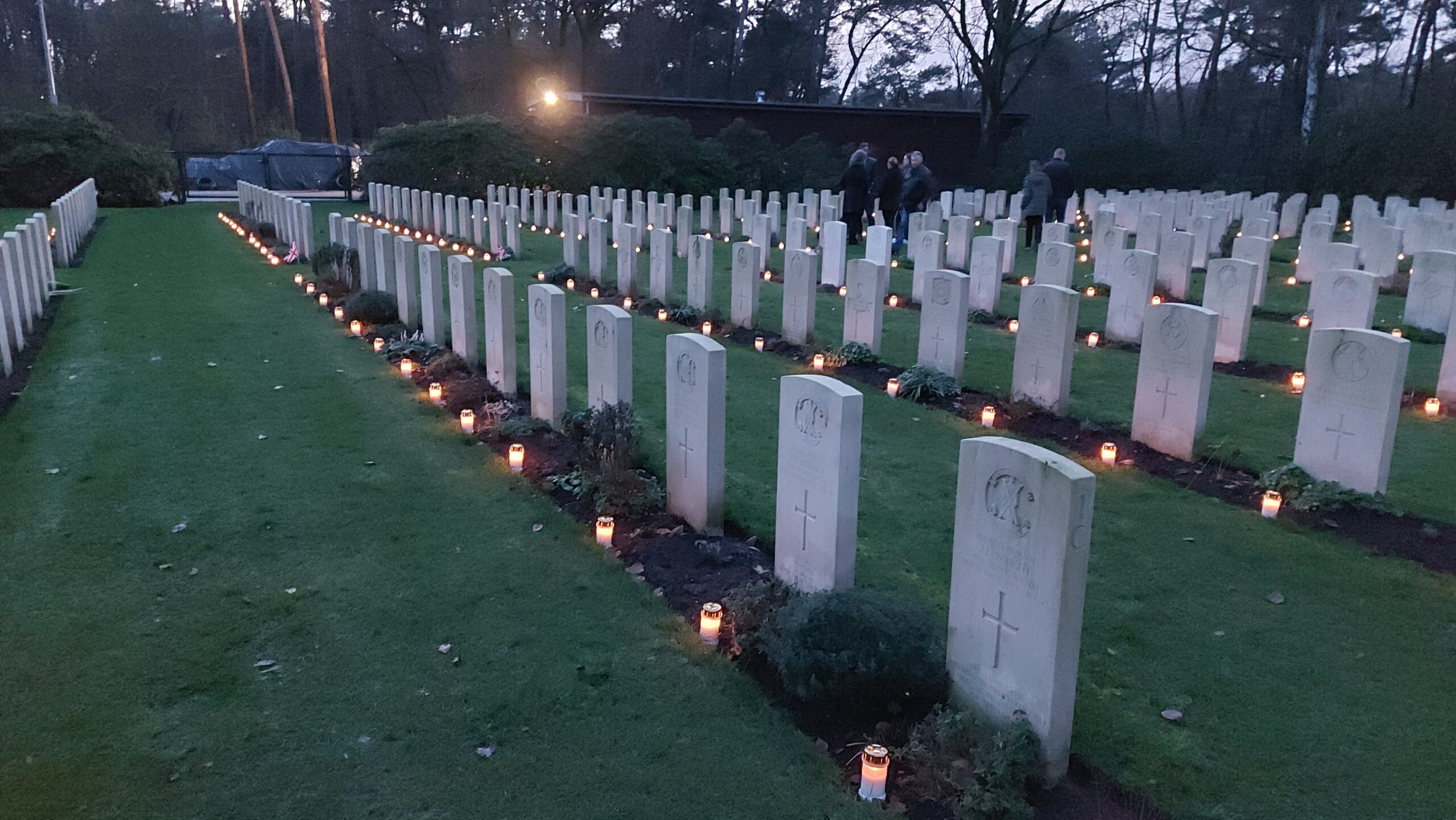 Lichtjes op oorlogsgraven in Mierlo
