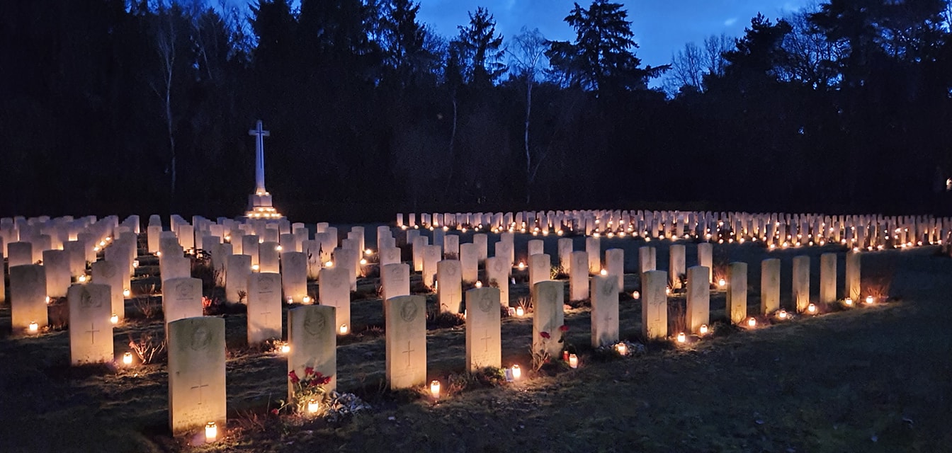 Lichtjes op oorlogsgraven in Venray. Uitgevoerd door de Stichting Adoptiegraven Venray.