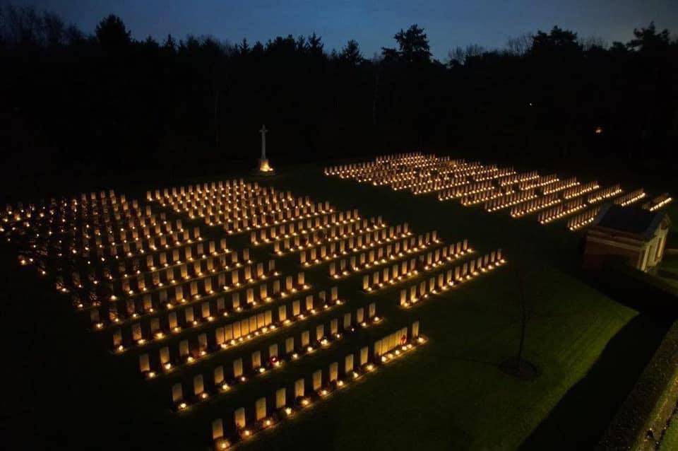 Lichtjes op oorlogsgraven in Venray. (Uitgevoerd door de Stichting Adoptiegraven Venray.)